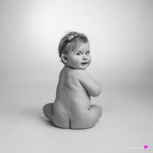 photo-studio-portrait-bebe-9mois-gers-bernede-bebe-nu